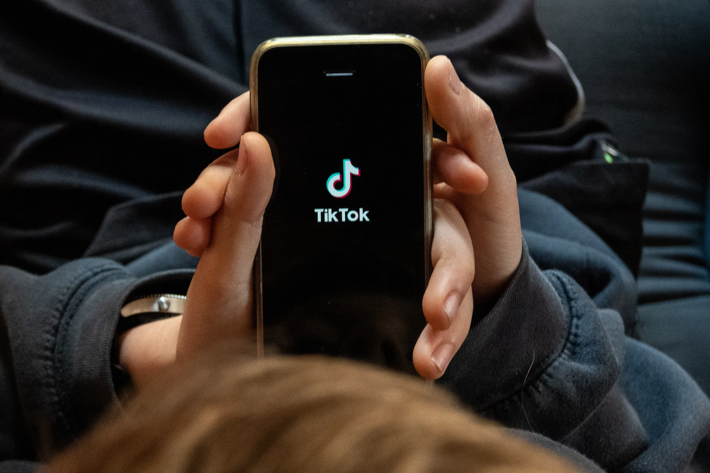 TikTok 免费下载 APK 全攻略 2026：注册登录修改密码一步到位
